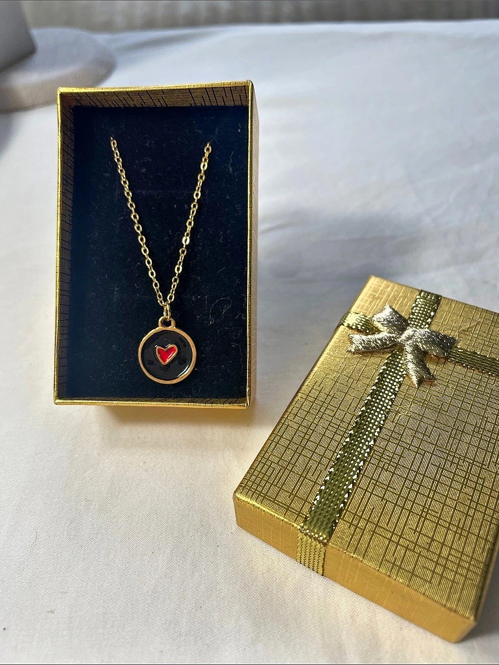 Heart Pendant Necklace in Gold & Black 8” drop 2” extender Like New